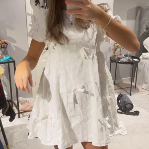 Student klänning - Säljer denna super fina klänningen från Asos som är helt slutsåld, märket är Sister Jane💕helt ny, prislapp finns kvar!! Storlek S!! Perfekt till student 👩🏼‍🎓 