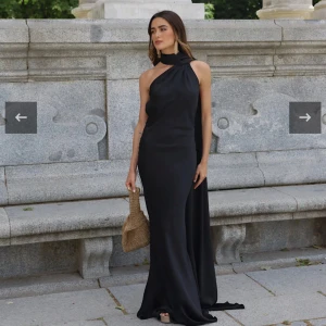 Klänning - Svart maxi klänning med öppen rygg med prislapp