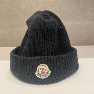 Moncler mössa  - Säljer den för att jag inte behöver den mer och behöver pengar 
