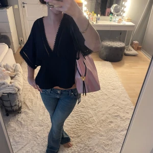 Victorias secret handväska  - Säljer denna ikoniska, eleganta, rosa handväska från Victorias Secret! Använd en gång. Passar perfekt till skolan eller andra tillfällen, men ger även din outfit ett extra piff💓 tryck gärna på köp nu!😚Köpt från USA.