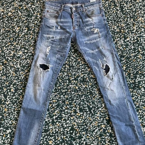 Dsquard2 jeans - Sköna dsquard2 jeans, mycket bra skick, andvänt bara 1 gång. Säljer eftersom dom är försmå för mig 