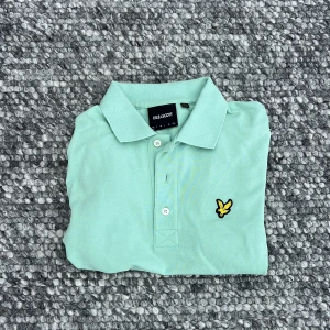 Grön Lyle & scott piké - Stilren grön lyle & scott pike i storlek xs. Kolla in vår profil för likanande plagg! /Scandi Reventio 