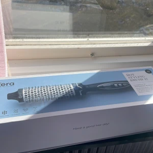 Värmeborste  - En värmeborste som jag fick i present som inte används, väldigt bra skick. Jag kan diskutera priser om någon är intresserad! Personen jag fick den av hade glor för 629 💞💞