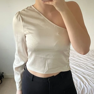 Topp - Snygg beige oneshoulder topp med lång ärm som tyvärr inte längre kommer till användning 