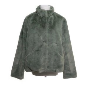 Grön pälsjacka - Säljer en mysig grön pälsjacka med hög krage och långa ärmar. Den har en mjuk och fluffig yta som ger en lyxig känsla. 