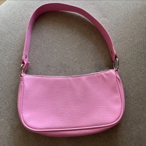 Rosa axelväska med krokodilmönster - Snygg rosa axelväska med krokodilmönster. Nyskick. Slutsåld. 