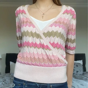 Jätte söt tröja! - Säljer nu en jätte söt tröja/stickad T-shirt! Säljer då tröjan aldrig kommer till användning, skriv vid fler frågor❤️❤️tröjan är i S men passar även mig som växlar mellan S,XS