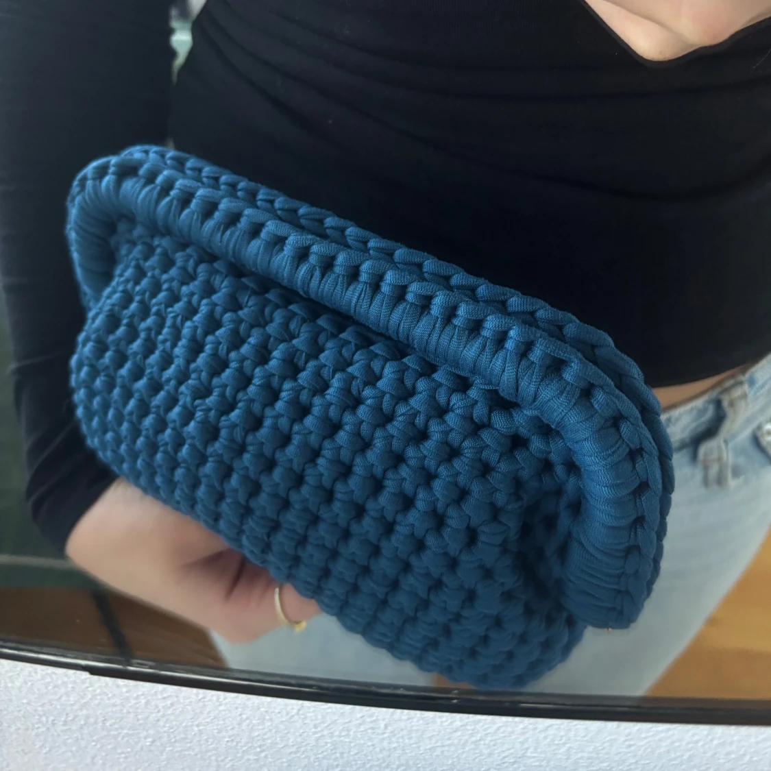 Blå handvirkad clutch / handväska 
