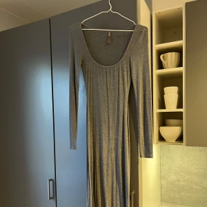 Grå långklänning från skims - Säljer min fina klänning från skims. Storlek xs, ja pendlar mellan xs o s, den är stetchig o passar en s också. Prisförslag mottages vid snabb affär💗