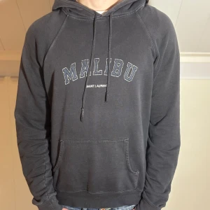 Saint Laurent Hoodie - Yves Saint Laurent Hoodie och modellen är Malibu. Exklusiv och eftertraktad Hoodie med en snygg vintage design. Tröjan är i färgen mörkblå och är väldigt försiktigt använd. Inga defekter eller liknande och självklart äkta. Tveka inte på att skriva vid minsta fundering 🤩👊🏼