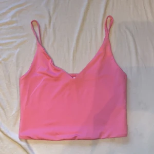 Rosa linnetopp från Amisu - Säljer en söt rosa linnetopp från Amisu. Toppen har smala axelband och en enkel design som passar perfekt till sommaren. Den är gjord i ett mjukt och bekvämt material.