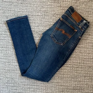 Nudie jeans - Säljer dessa sjukt snygga nudie jeans i storlek 27:32 och modell ”tight long John” vilket är en slim modell. Jeansen är i väldigt bra skick. Kontakta vid minsta fråga💬. 