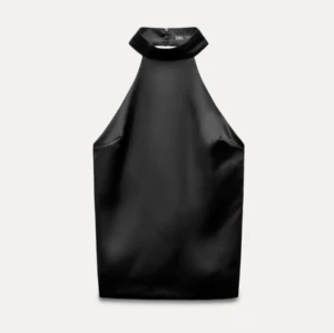 Svart satin halterneck topp med rosett baktill - Svart halterneck topp från Zara i satin med en stor rosett baktill. Går inte att köpa på hemsidan längre. Aldrig använd, endast testat på, en ”knapp” har gått av (sista bilden) men inget som påverkar användningen. Kom privat för mer bilder!🖤