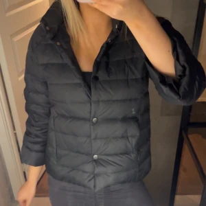 Svart trekvartsärmad jacka  - säljer min svarta trekvartsärmade jacka som är perfekt till våren
