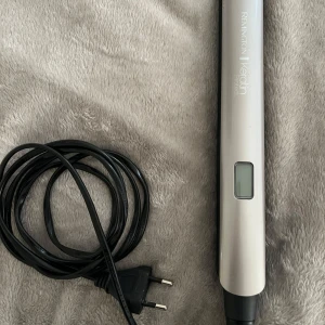 Plattång från remington/ keratin  - Plattång från Remington med keratin som är bra för håret och gör så det håller längre. Endast använd 2-3 gånger har testat att locka och platta och det blir jätte fint och håller länge. Redskapet är väl rengjort!