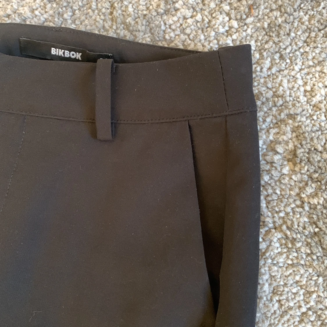 Svarta kostymbyxor från BikBok - 3