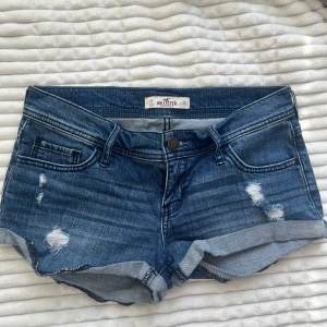 Blå lågmidja jeansshorts från Hollister - Snygga blå jeansshorts från Hollister med låg midja. Storlek w26 eller XS/S!