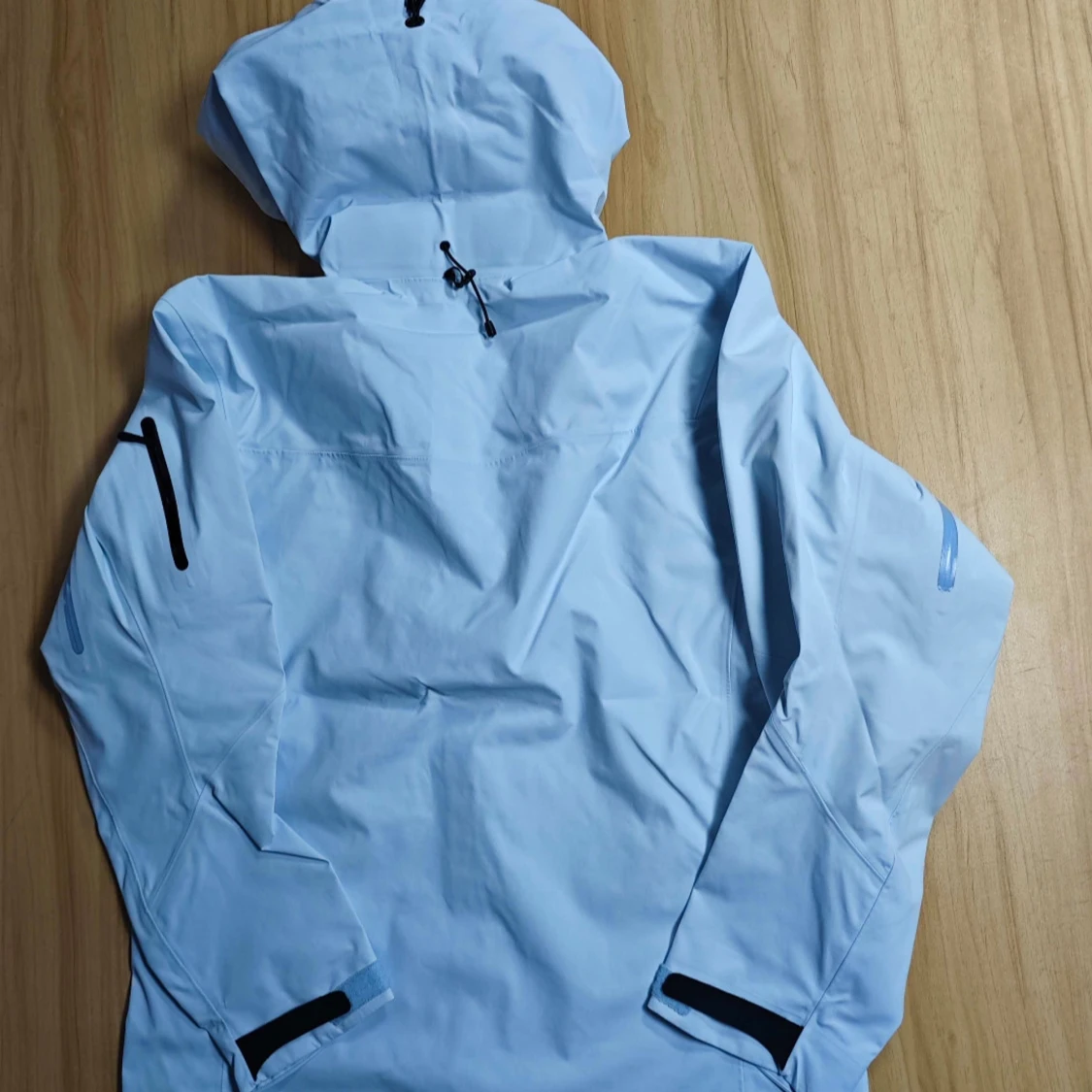 Ljusblå vindjacka från Arc'teryx - 1