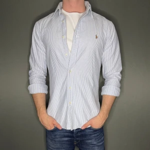 Ralph lauren skjorta - Hej säljer nu min fina Ralph lauren i storlek M. Den är i nyskick och kommer vara otroligt snygg nu i vår och framåt sommaren. Nypris cirka 1600kr! Vi kommer att sälja liknande produkter nu i vår och närmare sommar så glöm inte följa profilen!🌊🍾