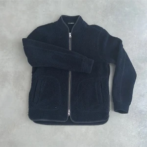 Navy Fleece från J.Lindberg - Jättebra skick, snygg och har en skön passform. Normal S. Passar dig som är 170-180cm