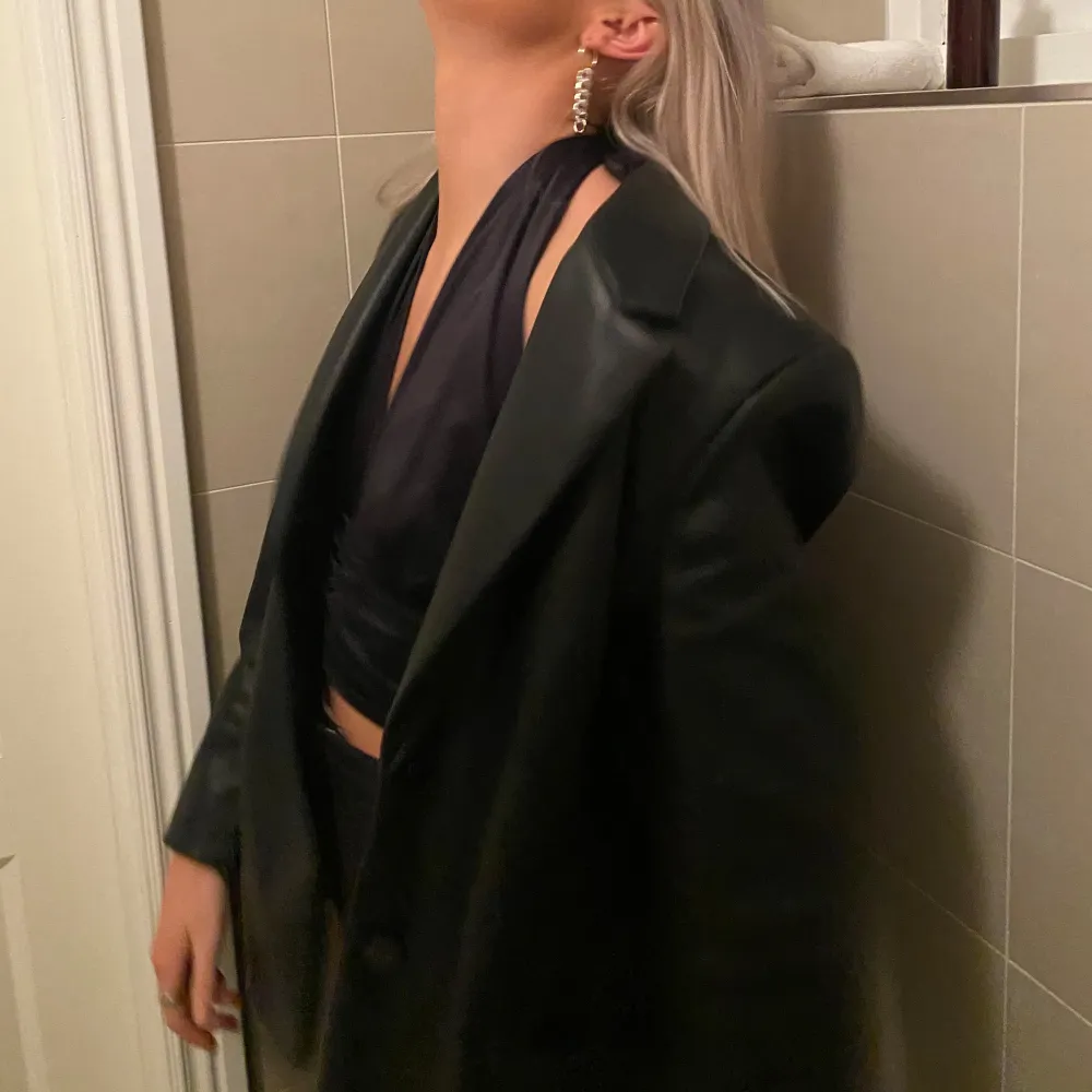 Säljer denna läder kavaj från Zara i storlek L. Använd ett fåtal gånger så i väldigt bra skick. Säljer för 300kr ☺️🌞. Puvut & Bleiserit.