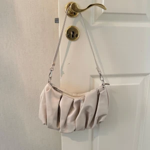 Axelväska  - Superfin beige väska som är perfekt storlek. Använd fåtal gånger och minns tyvärr inte vart den kommer ifrån💞