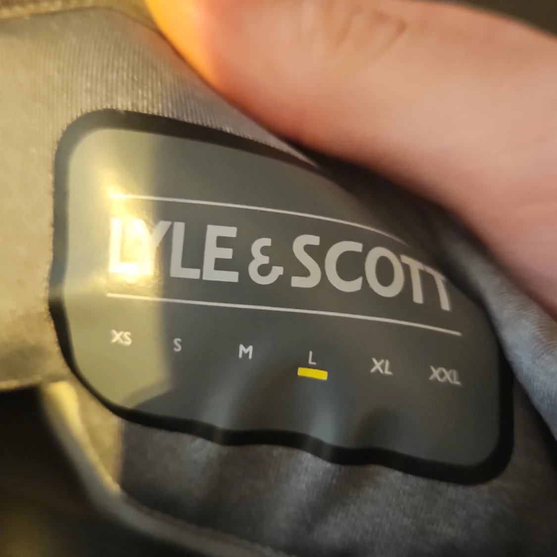 Grå hoodie från Lyle & Scott - 2