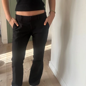 Lågmidjade kostymbyxor bikbok - Jätte snygga kostymbyxor från bikbok, väldigt bra skick 