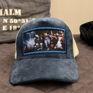 Blå och beige keps från Capex, limited Redbull edition - Säljer nu min mörkblåa limited edition redbull velvet keps, den är aldrig använd och är riktigt bekväm och snygg. Perfekt till sommaren☀️