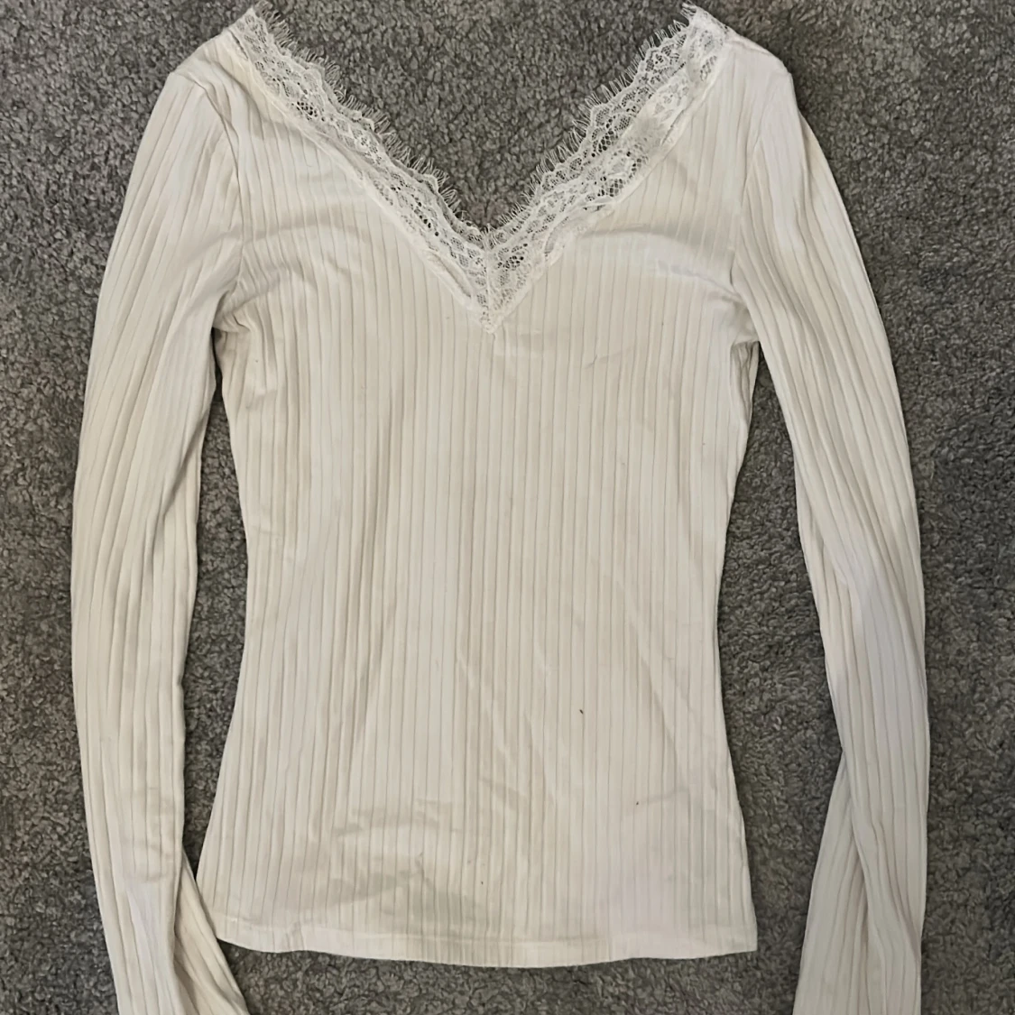 Vit ribbad långärmad topp med spetsdetalj