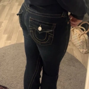 Mörkblå jeans med broderad ficka - Intressekoll på mina True religion jeans, använda 1 gång. Nyskick!