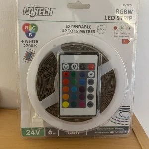 RGBW LED Strip från CoTech - RGBW LED Strip från CoTech som kan förlängas upp till 15 meter. Inkluderar en fjärrkontroll för att ändra färger och ljuslägen. Drivs med 24V och har en längd på 6 meter. Perfekt för att skapa stämningsfull belysning i hemmet.