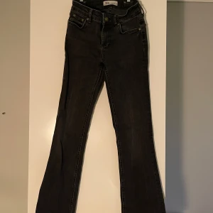 Jeans från Zara - Snygga svarta jeans från Zara. Bootcut modell storlek 34 (passar även S). Sitter perfekt på mig som är 172! Skriv vid frågor❣️