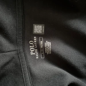 Polo Ralph Lauren Zip Hoodie  - Säljer en zip från Ralph Lauren som är HELT NY! Har använd den en gång men den är tyvärr för stor för mig så jag tänkte testa att sälja den.