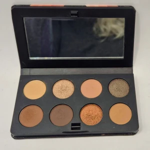 Ögonskuggspalett från Smashbox - Snygg ögonskuggspalett från Smashbox med åtta varma nyanser. Bra kvalité med passade inte min stil. Enbart testad. Nypris 395kr kicks. 
