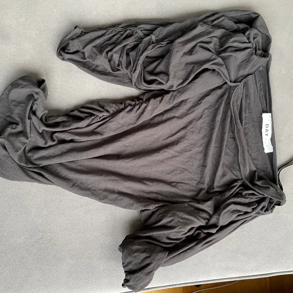 Off shoulder asymmetrisk topp. Yläosat.