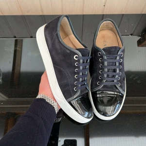 Lanvins - Säljer dessa sjukt snygga lanvins i bra skick! Helt nya skosnören sitter på! Uk7 vilket motsvarar 41-42! Skick 8,5/10! Vad ingår? Dustbag😊 hör av dig vid frågor eller funderingar 🤩