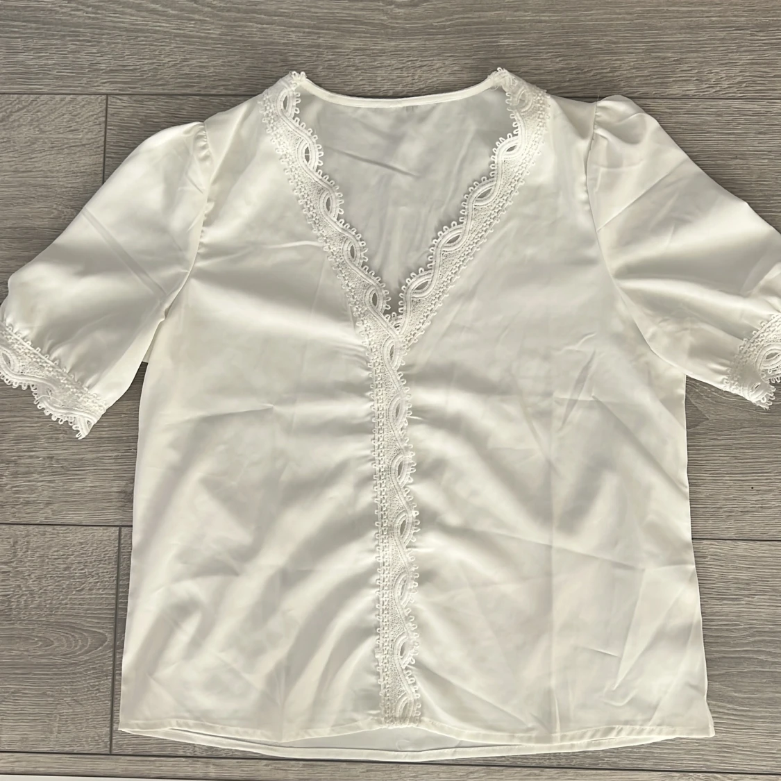 Vit blus med spetsdetaljer