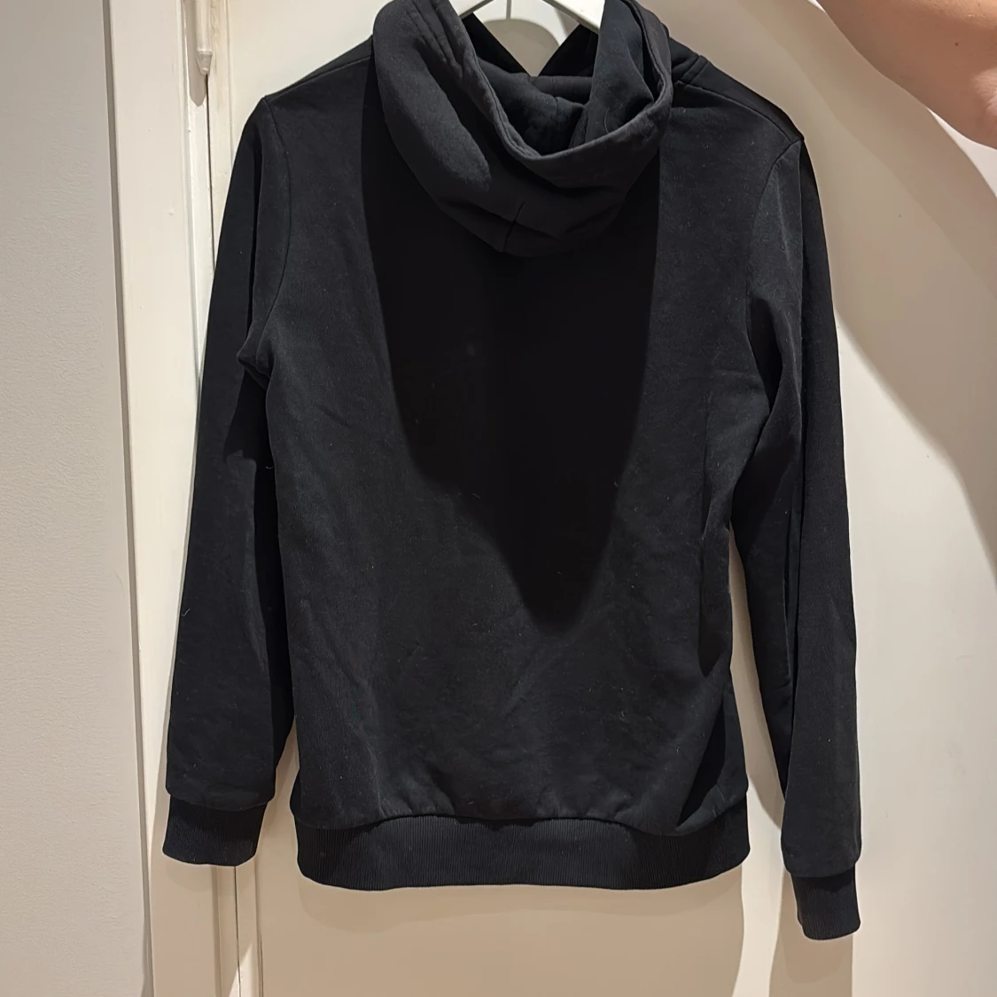Svart hoodie från Peak Performance - 1