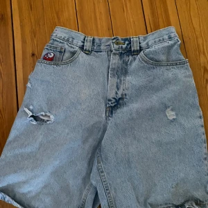Ljusa jeansshorts från Big Boy - Säljer dessa shortes från big boy för jag inte använder dom och städar ut garderoben dln har lite kola slitna detaljer och bra för en skejt outfit.