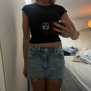 Jeanskjol - En lågmidjad minikjol från zara köpt här på plick för några år sedan 😍säljer då den är lite för liten för mig tyvärr:( 