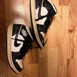 Air jordan 1 mid - Säljer nu ettt par Jordan 1 mid.  Kmarat sig bra från creases. De ända är att de behöver em tvätt och hälarna är uppnötta.Men fungerar klockrent endå!