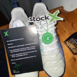 Nike Air Vapormax Plus blizzard - Snygga Nike Air Vapormax Plus sneakers i en  blå och vit färgkombination. Skorna har en futuristisk design med synliga luftkuddar i sulan för extra komfort. Perfekta för både stil och funktion. Dessa skor har inte använts inte en enda gång