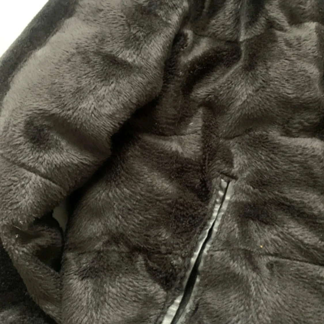 Svart pälsjacka med dragkedja - 2