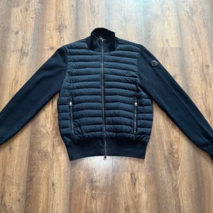 Moncler Cardigan  - En väldigt fin moncler cardigan, väldigt eftertraktad. Säljer pga av nytt inköp. Väldigt fint skick, inga defekter. 