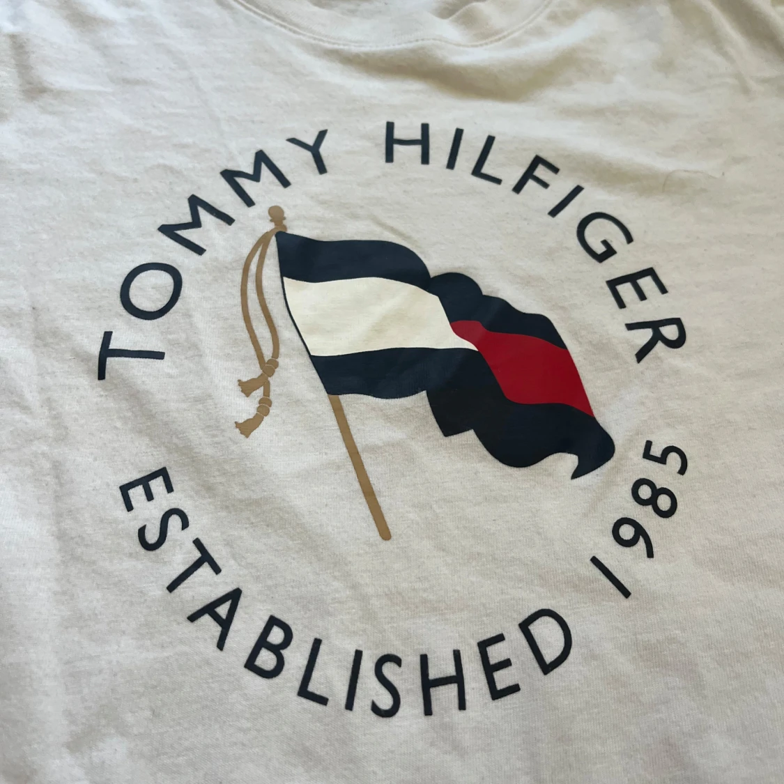 Vit t-shirt från Tommy Hilfiger - 1