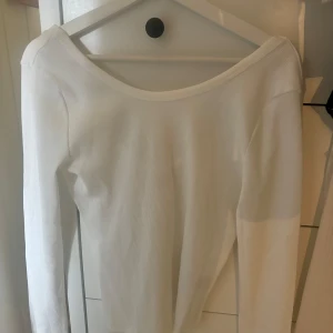 Vit långärmad topp med öppen rygg -  vit långärmad topp med öppen rygg