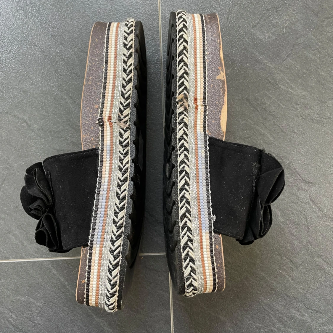 Svarta sandaler med fina detaljer 