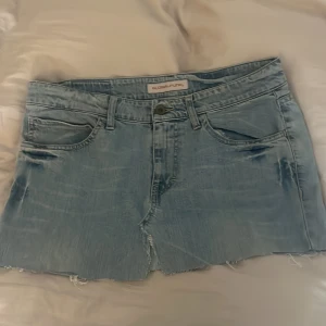 Ljusblå jeans minikjol - Säljer ett par ljusblå jeans minikjol. De är i storlek S och knappt använt dem, de har dragkedjor som detalj på bakfickorna! Skriv privat för mer bilder