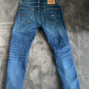 Tommy hilfiger slim jeans - Säljer dessa Tommy hilfiger jeans i modellen Austin Slim. De är i bra skick och riktigt feta. Storlek W30 L32. Hör av er vid funderingar!